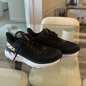 Hoka Clifton 7 - Womens size 9 - black with Gold logo